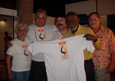 Nelson com a camiseta do clube do choro